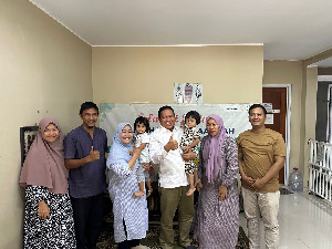 PJ Bupati Darmansyah Besuk 2 Balita Bocor Jantung Asal Abdya di Jakarta