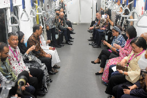 Hari ASEAN, Sejumlah Duta Besar Jajal Pengalaman Naik MRT Jakarta