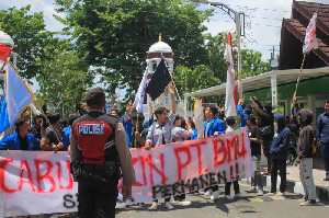 Aksi Mahasiswa Tuntut Cabut Izin PT BMU di Kantor Gubernur Aceh