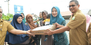 Ketua PKK Aceh Bagikan 650 Kg Ikan Dencis untuk Gampong Kajhu