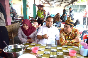 PJ Bupati Aceh Bersama Mendes A Halim Iskandar Makan Siang di Warung Rakyat Pulo Aceh