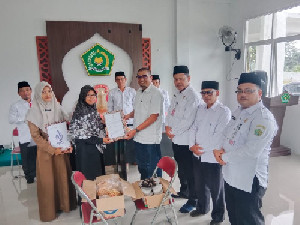 Kemenag Aceh Singkil Serahkan Sertifikat Halal Kepada UMKM di Singkohor