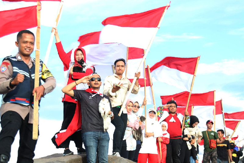 Komunitas Pecinta Hewan Kibarkan Merah Putih di Tugu Nol KM Banda Aceh