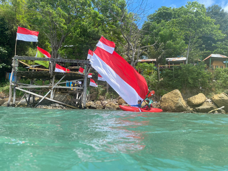 Semarakkan HUT Kemerdekaan, Gainpala UIN Ar-Raniry Kibarkan Merah Putih di Laut Aceh Besar
