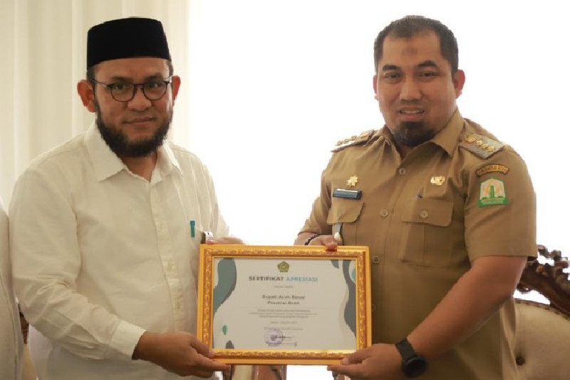 Peduli Penyuluh Agama, Pj Bupati Aceh Besar Terima Penghargaan dari Menteri Agama