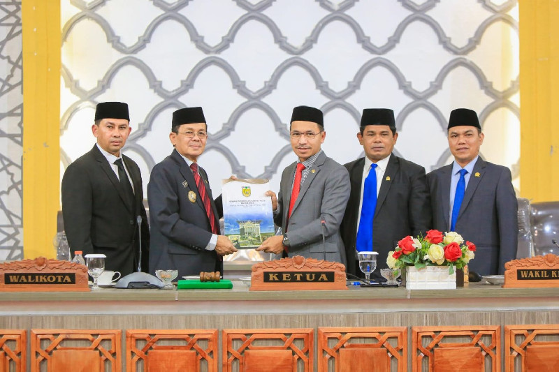 Pj Walikota Serahkan RKUA-PPAS 2024 kepada DPRK Banda Aceh