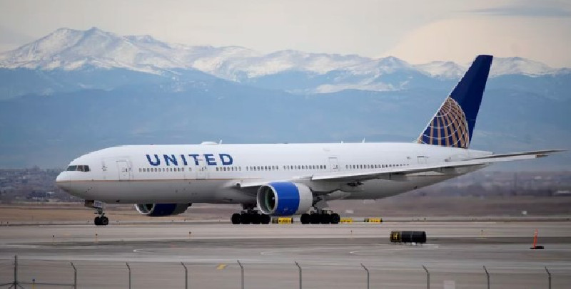 Seorang Pilot United Airlines Diduga Hancurkan Penghalang Parkir di Bandara Denver
