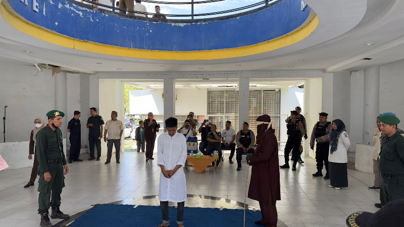 Kejaksaan Eksekusi Cambuk Tujuh Pelanggar Syariat di Banda Aceh
