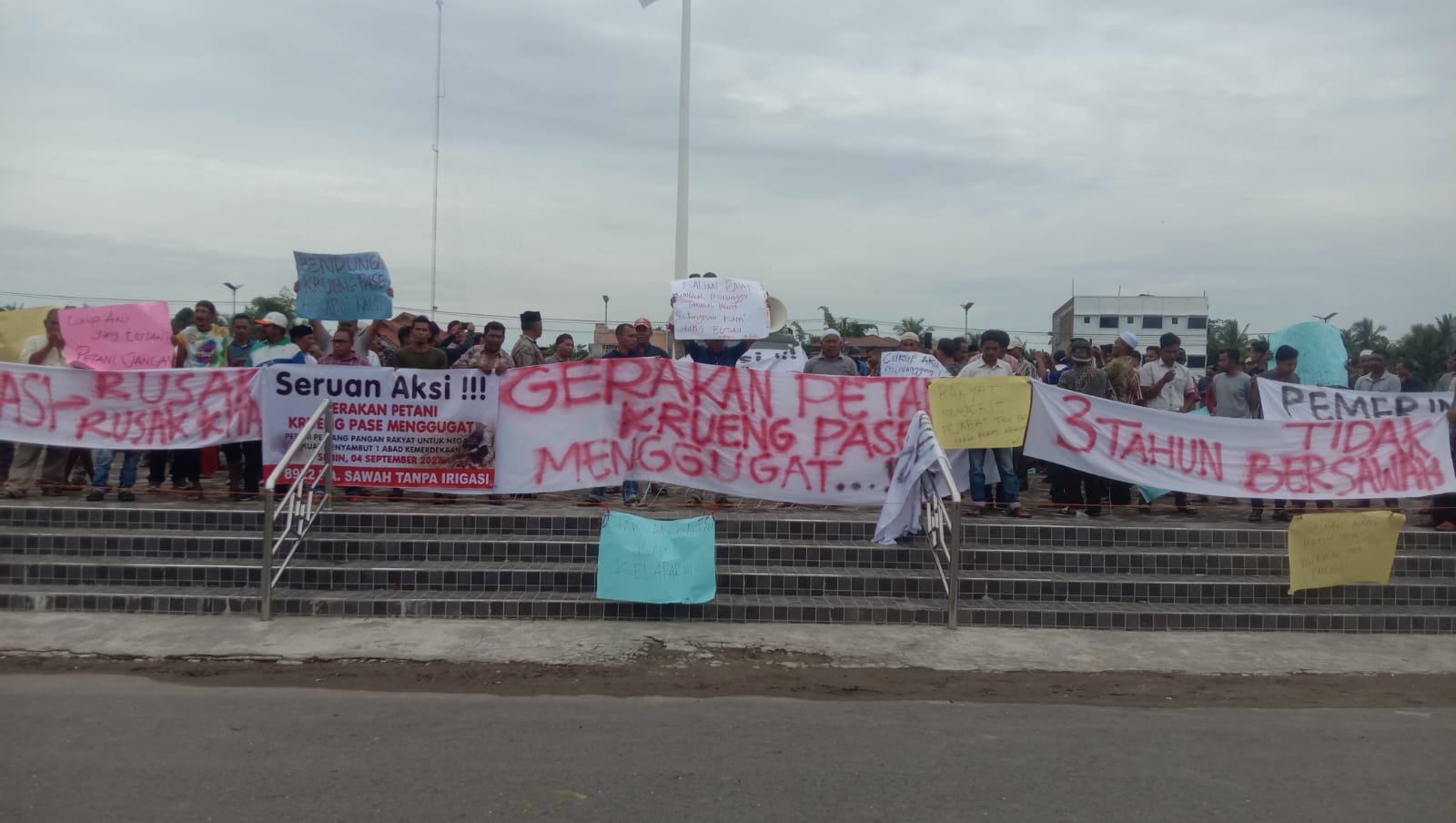 Ratusan Petani Melakukan Aksi Demo di Depan Kantor Bupati Aceh Utara