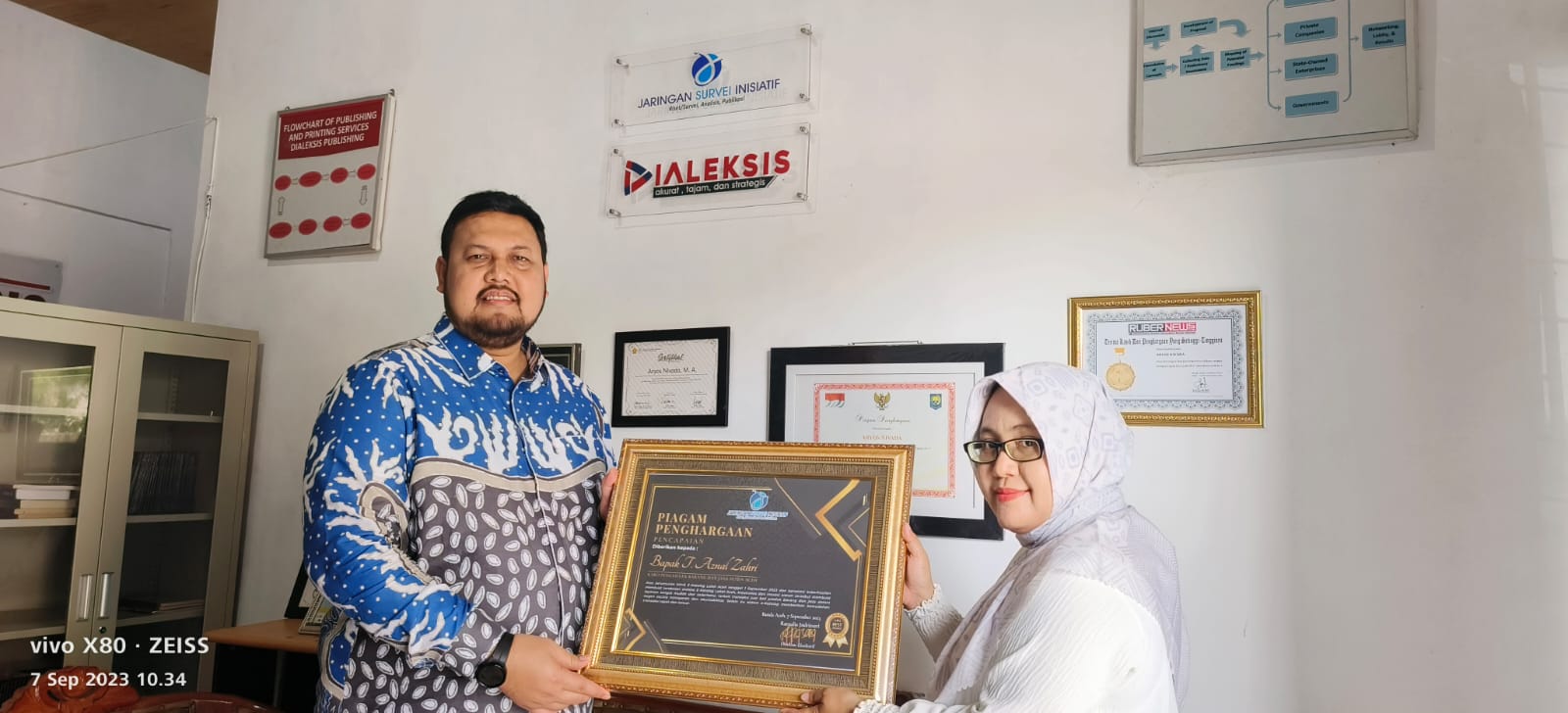 Kepala Biro PBJ Aceh Terima Penghargaan dari JSI atas Peluncuran Klinik E-Katalog Lokal