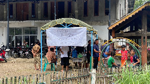 Dampak Banjir Aceh Utara, Warga Dirikan Posko Pengungsian di Balai Desa