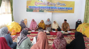 PKK Gampong Batoh Selenggarakan Pelatihan Pembuatan Payung Aceh