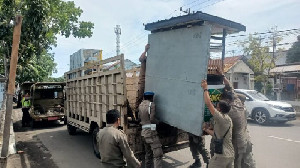 Satpol PP WH Kota Banda Aceh Tertibkan Ratusan PKL