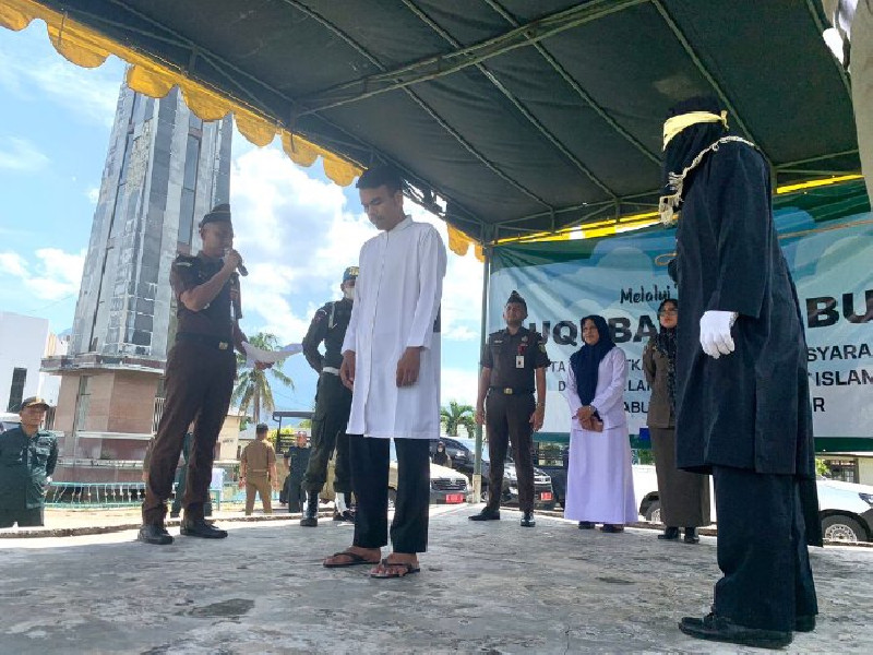 Tiga Pelanggar Syariat Islam di Aceh Besar Jalani Hukuman Cambuk