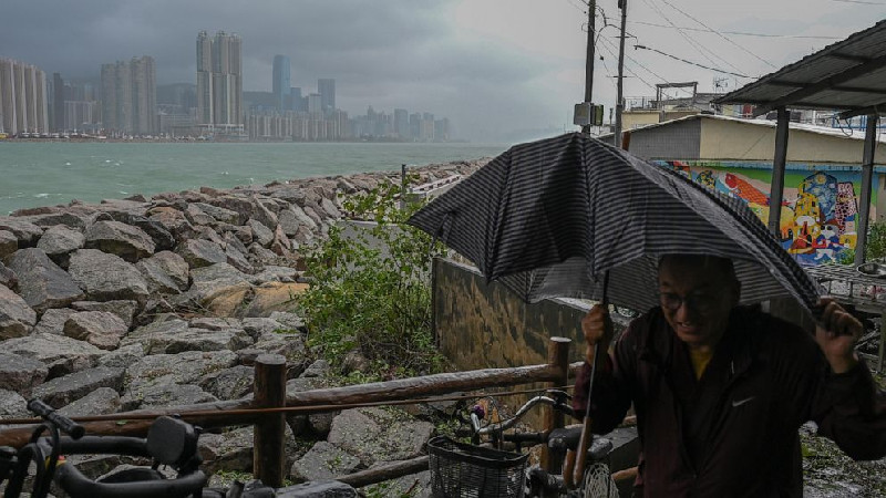Topan Saola Hantam Tiongkok Selatan, Hampir 900 Ribu Warga Telah Dievakuasi