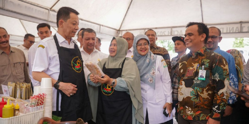 Tinjau Pasar Tani, Pj Gubernur Aceh Minta OPD Jajaki Kerjasama dengan Travel Umrah