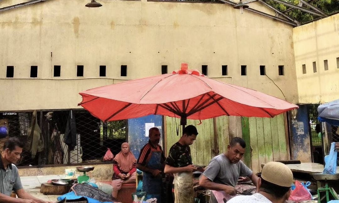 Atap Dibongkar, YARA Minta Pemko Lhokseumawe Jangan Zalimi Pedagang Ikan di Pasar Batuphat