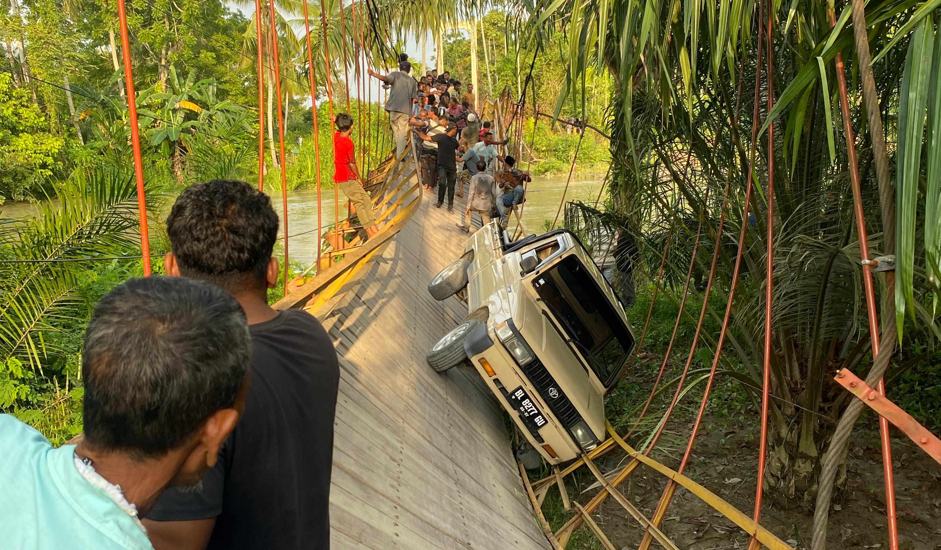 Jembatan Gantung di Aceh Utara Ambruk, Mobil Melintas Nyaris Terjun ke Sungai