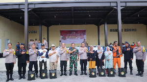 Kapolresta Bagikan 100 Paket Sembako Bantuan Akabri TNI Polri di Banda Aceh
