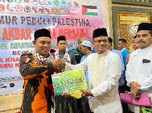 Kemenag Aceh Timur Serahkan Rp 50 juta Bantuan Kemanusiaan untuk Palestina