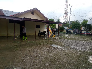 Pasca Banjir, Personel Polsek Matangkuli Bersihkan Kantor dan Rumah Warga