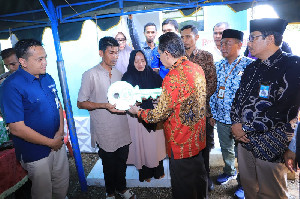 Pemko Banda Aceh Serahkan Bantuan Rumah Duafa Bagi Warga Lampoh Daya
