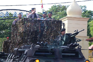 Purna Tugas, Irjen Ahmad Haydar Diarak TNI Menggunakan Panser Anoa