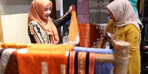 Dorong Regenerasi, Dekranasda Aceh Latih 50 Remaja Putri Putus Sekolah Menenun Kain Songket