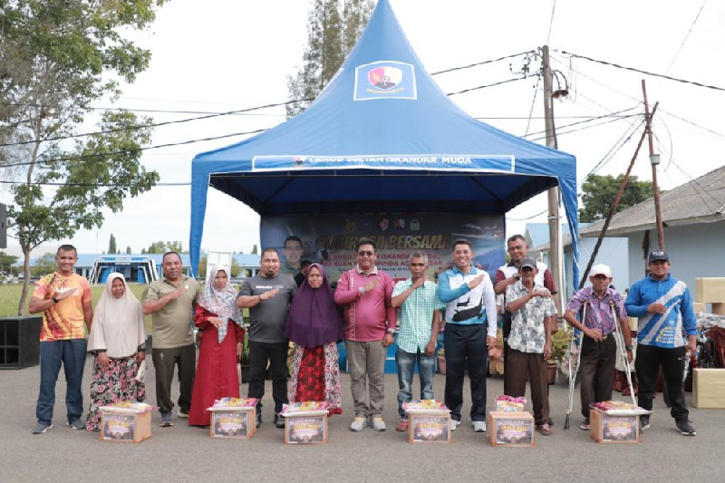 HUT TNI 2023, DanLanud SIM Bersama Pj Bupati Aceh Besar Serahkan Bansos
