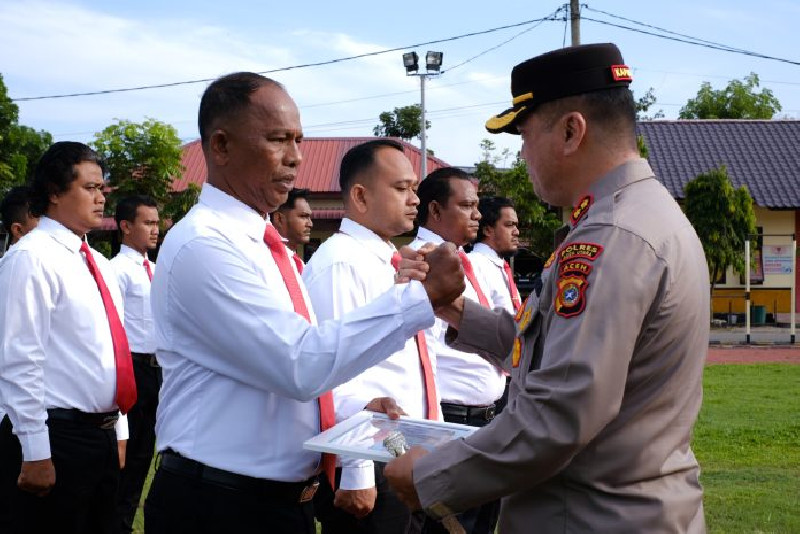 15 Personel Satres Narkoba Polres Aceh Utara Terima Penghargaan