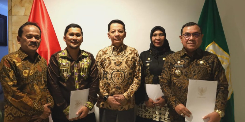 Pj Gubernur Aceh Serahkan SK Perpanjangan Masa Tugas Tiga Pj Bupati