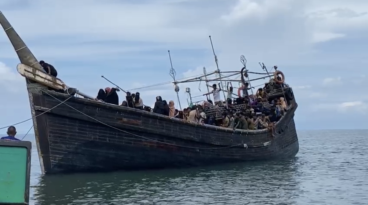 Kapal Berisi Ratusan Rohingya Masih Terombang Ambing di Perairan Aceh Utara