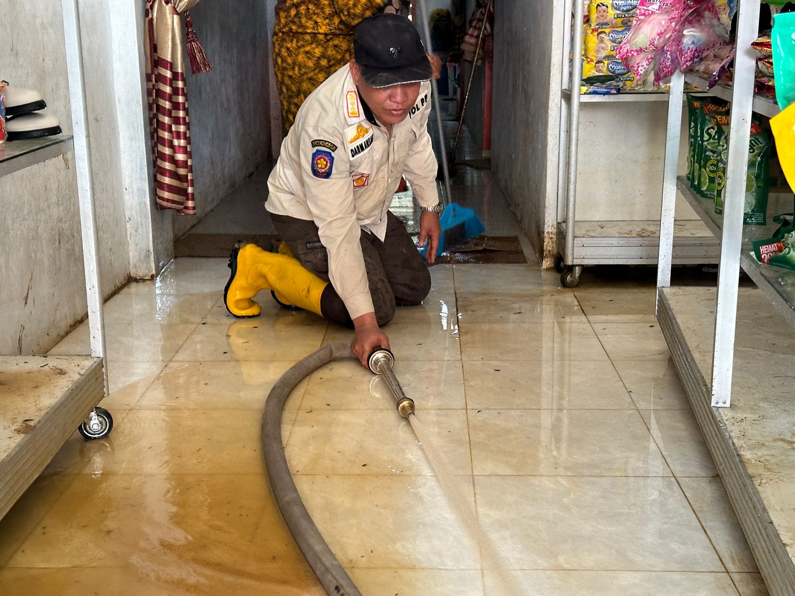 PJ Bupati Abdya Ikut Bersihkan Rumah Warga Pasca Banjir Bandang di Trumon Aceh Selatan