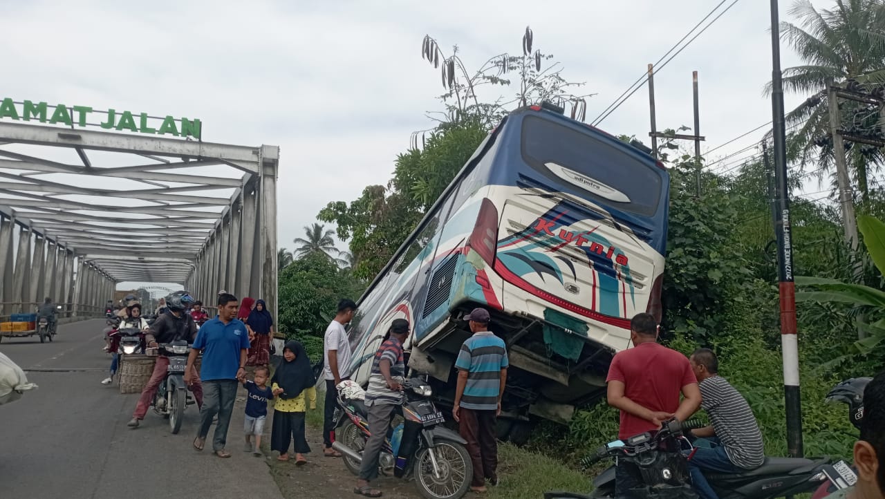 Ban Pecah, Bus Kurnia Terperosok ke Kolom Jembatan Krueng Mane