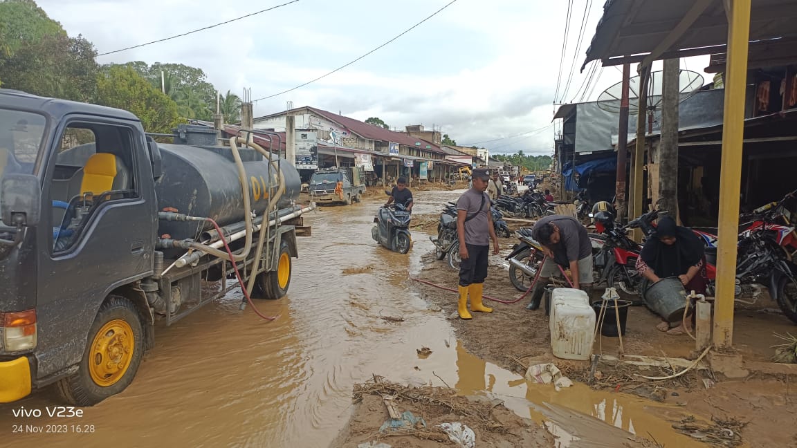 Polisi Salurkan Air Bersih untuk Korban Banjir di Trumon Tengah