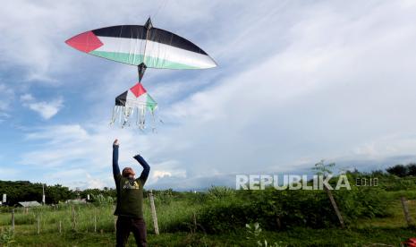Peserta Lomba Layang di Pekan Kebudayaan Aceh ke-8, Motif Bendera Palestina Jadi Perhatian Warga