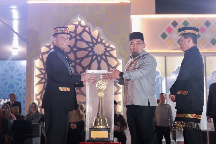 Serahkan Piala Bergilir MTQ ke Pj Gubernur, Aceh Besar Tetap Berjuang untuk Mempertahankan