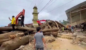 Sisa Gelondongan Kayu Pembalakan Liar Terseret Banjir Menutup Jalan di Aceh Tenggara