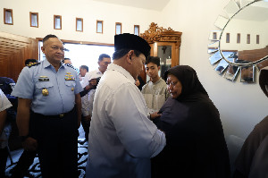 Prabowo Subianto Janji Bantu Keluarga Korban Pesawat TNI AU yang Jatuh di Pasuruan