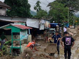 ASN di Aceh Tenggara Bantu Warga Bersihkan Lumpur Banjir