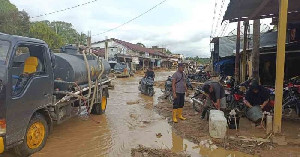 Polisi Salurkan Air Bersih untuk Korban Banjir  di Trumon Tengah