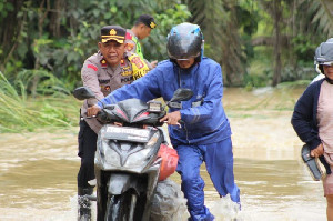 Wakapolres Aceh Singkil Terjun Langsung Bantu Masyarakat di Lokasi Banjir