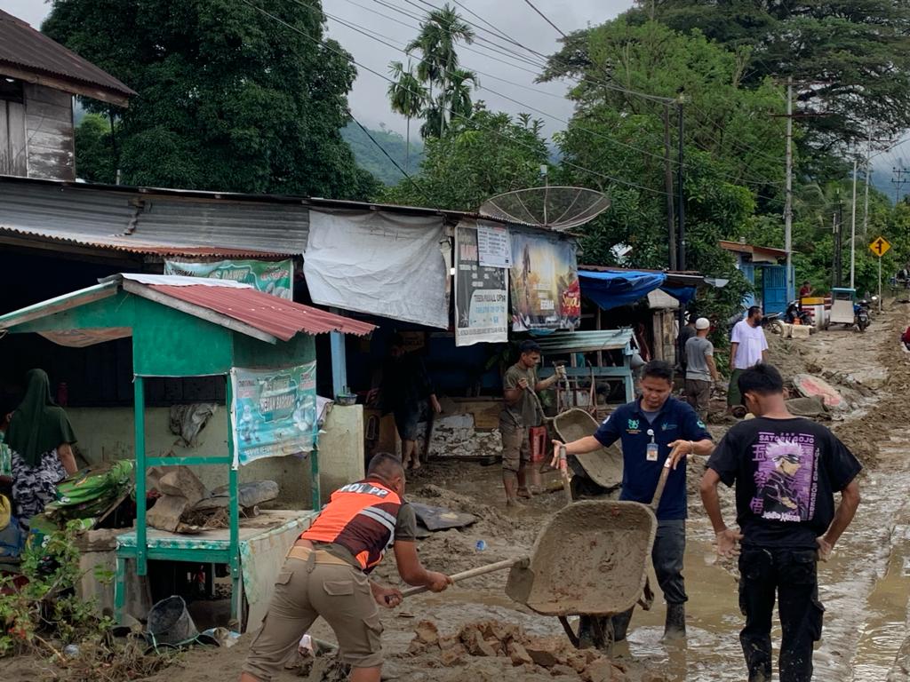 ASN di Aceh Tenggara Bantu Warga Bersihkan Lumpur Banjir