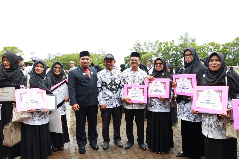 Aceh Besar Berikan Penghargaan untuk Guru, Kepsek dan Komite Sekolah Berprestasi