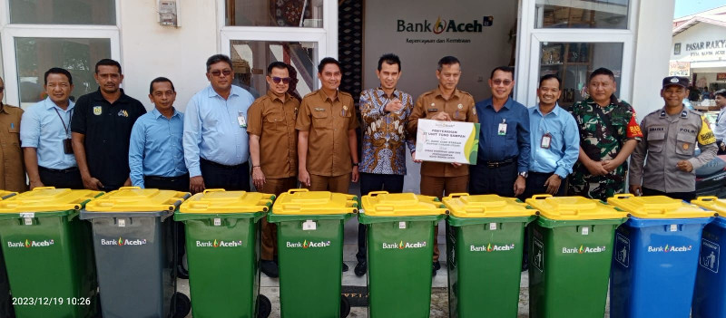 Bank Aceh Serahkan 17 Unit Tong Sampah Kepada Pemko Banda Aceh
