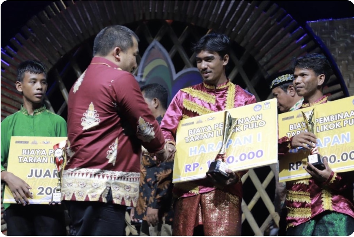 Tutup Piasan Aceh Rayeuk, Pj Bupati Iswanto Bagikan Buku dan Dana Pembinaan Seni Budaya