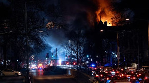 Petugas Pemadam Kebakaran Padamkan Api di Lokasi Bersejarah dekat US Capitol