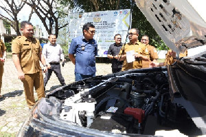 Kadisdik Aceh Serahkan Mobil Operasional untuk Lima SLB