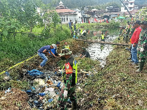 Personil Kodim 0106 Aceh Tengah “Bermandi” Kotoran Sampah