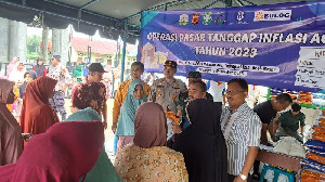 Warga Meureu Aceh Besar Antusias Belanja di Pasar Murah